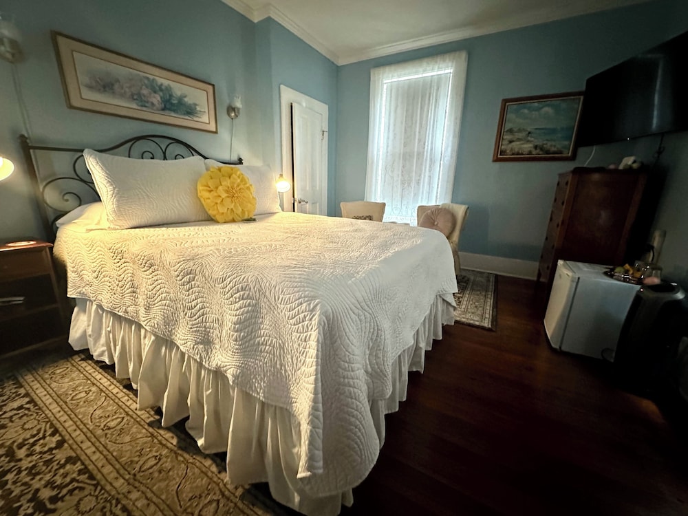 Room, 1 Queen Bed, Private Bathroom (Mary Grey) photo 2