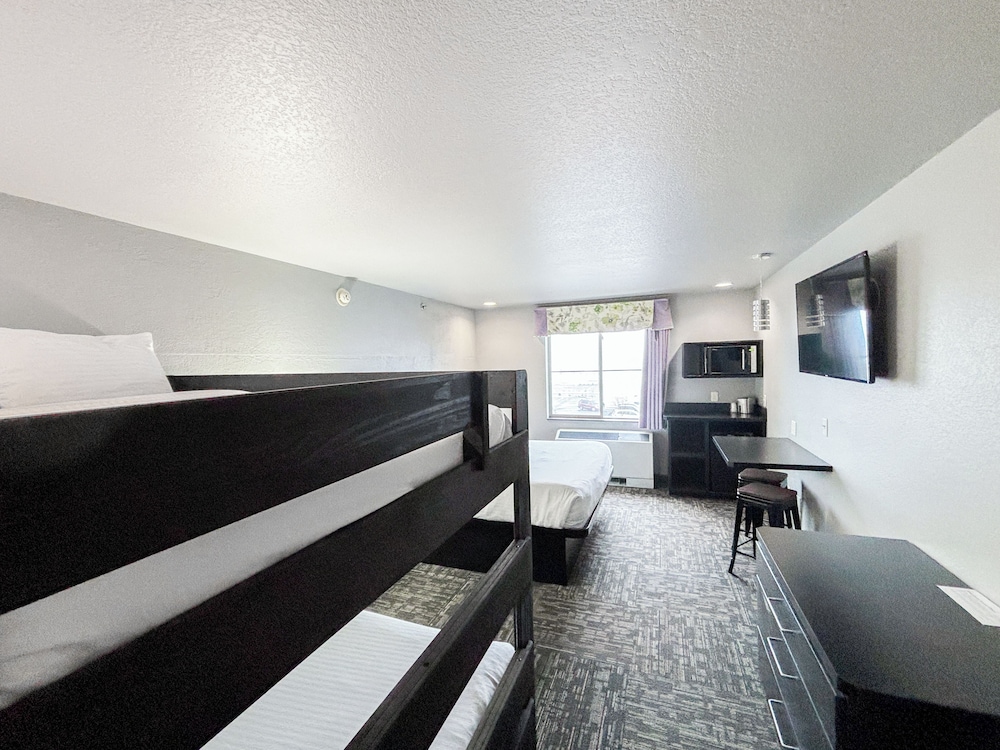 Family Room (King and Bunk Bed) photo 2