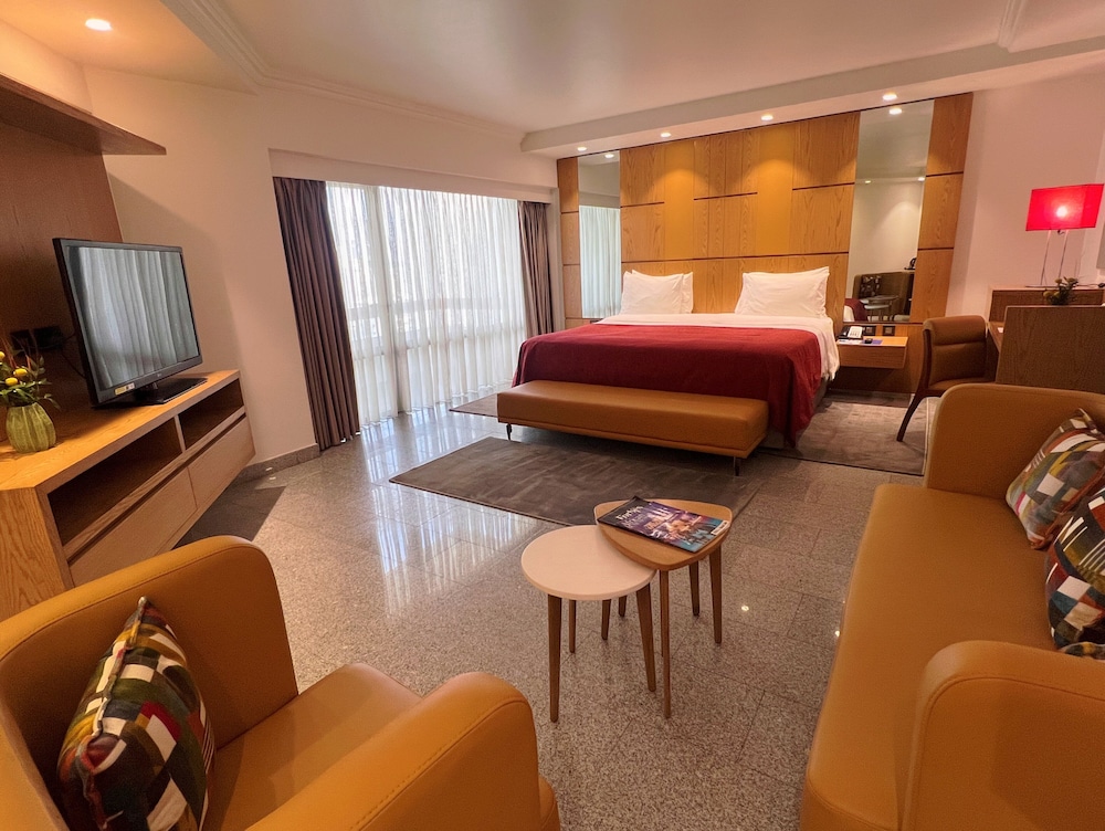 Deluxe Room, 1 King Bed, Balcony, City View (Queen Room) photo 2