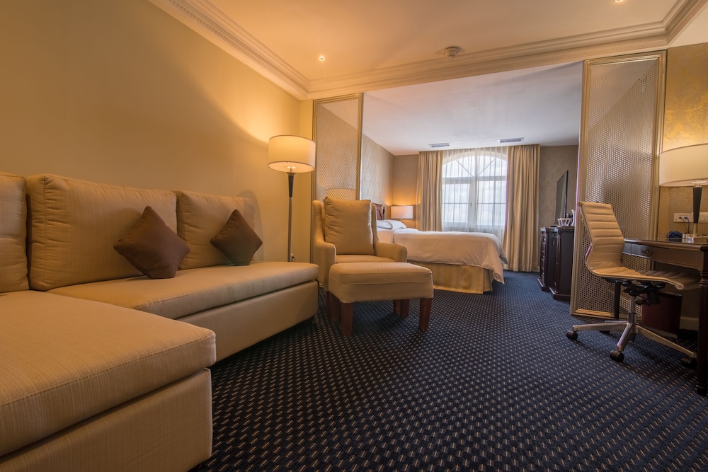 Junior Suite, 1 King Bed - Photo 4