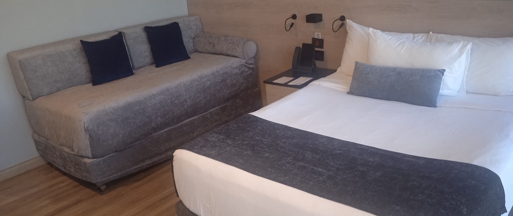 Queen Room with Accessible Bath photo 3