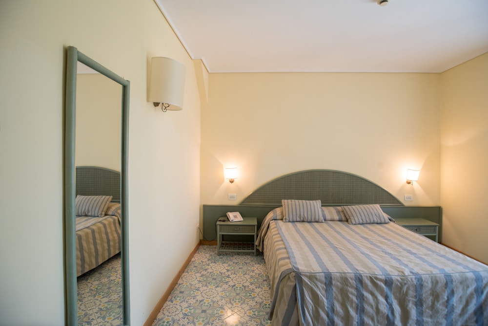 Standard Double or Twin Room - Photo 2