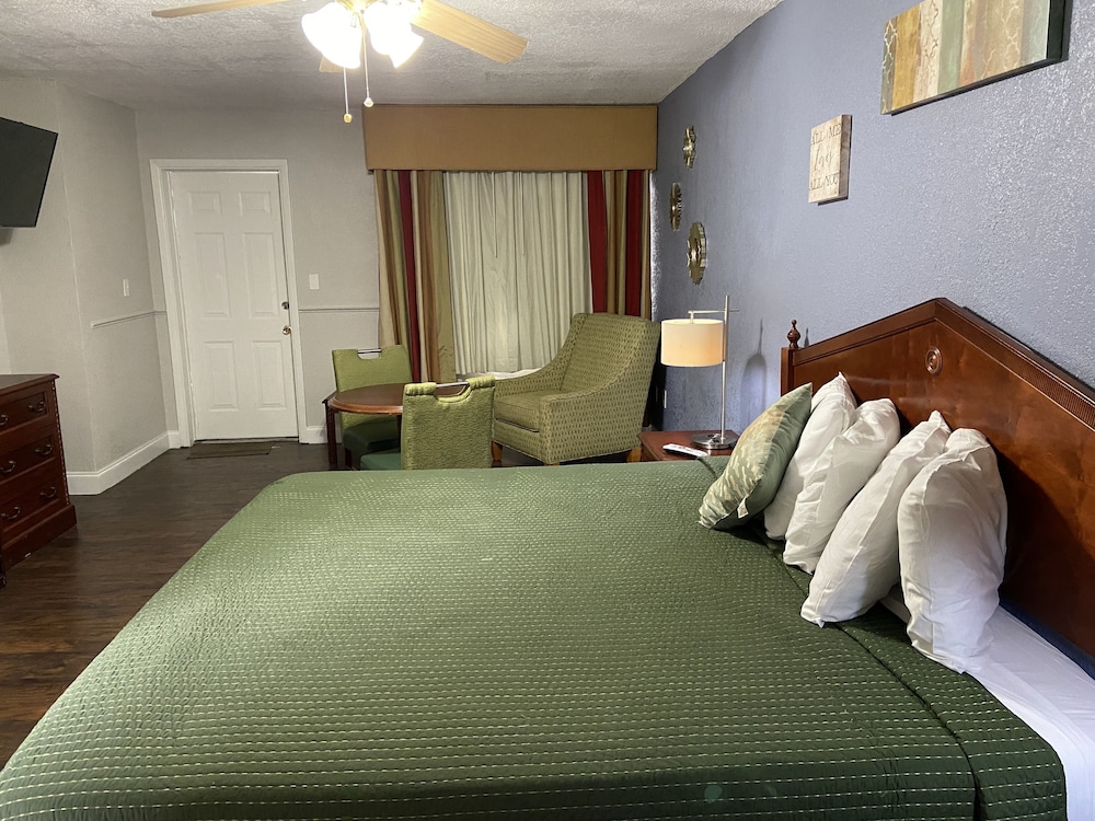 Premium Suite, 1 King Bed, Non Smoking photo 2