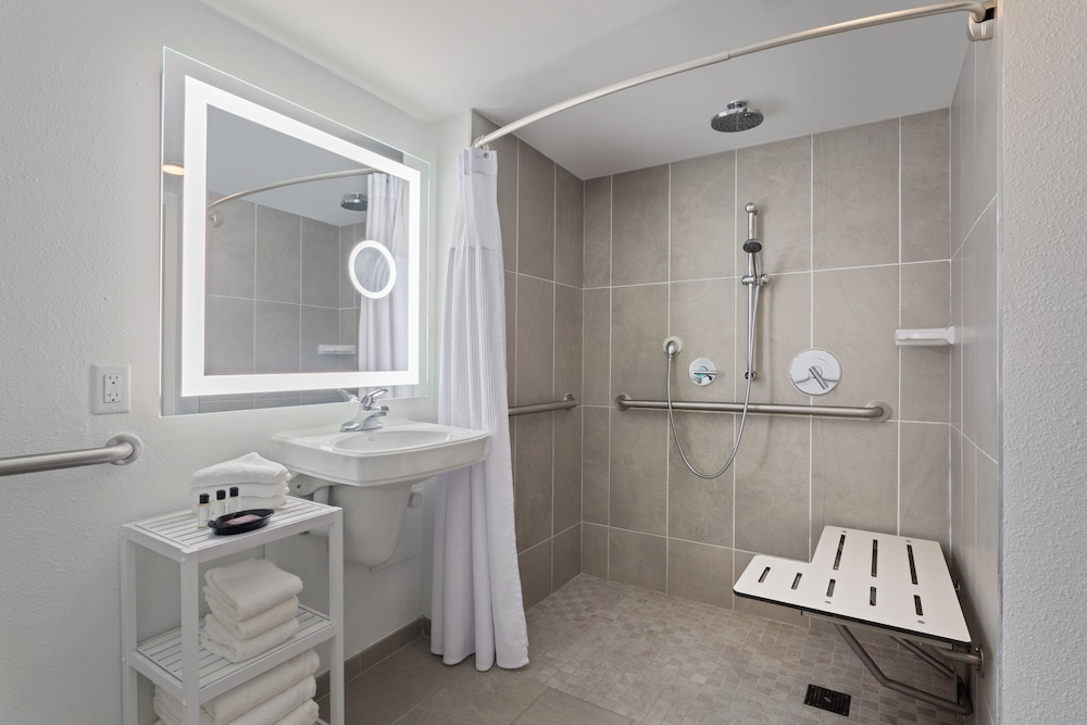Standard Room, 2 Queen Beds, Mobility Accessible (Roll-In Shower) - Photo 5