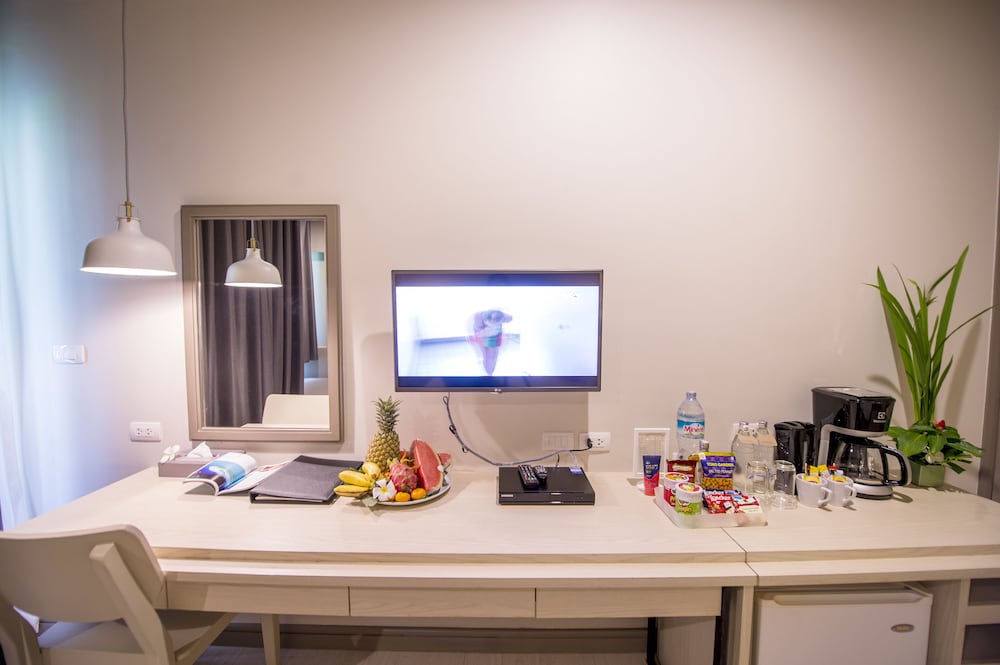 Premier Room, Pool Access - Photo 11