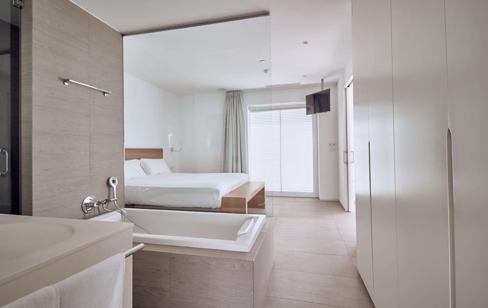 Suite, 2 Bedrooms, Hot Tub, Sea View (Serenity Lago) thumbnail 6