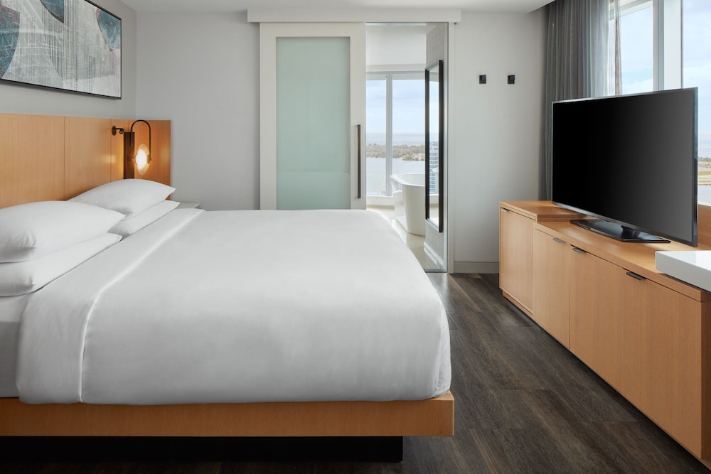 Deluxe Room, 1 King Bed, Corner