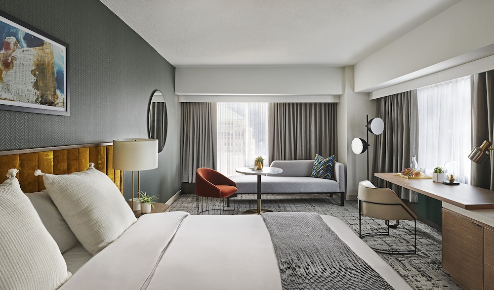 Grand Room, 1 King Bed, Roll-in Shower (Mobility Accessible) - Photo 9
