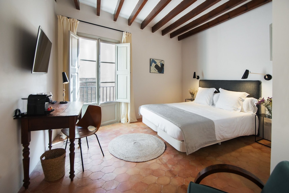 Suite, 1 Queen Bed with Sofa bed (5)