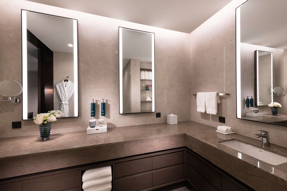 Premium Suite, 2 King Beds - Photo 4