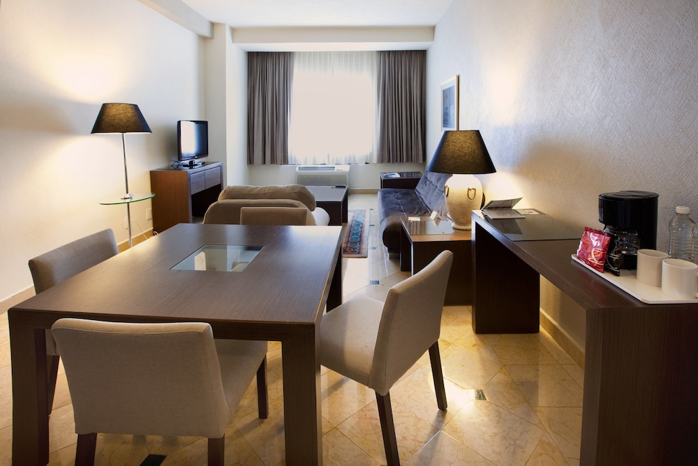 Suite, 1 King Bed - Photo 2
