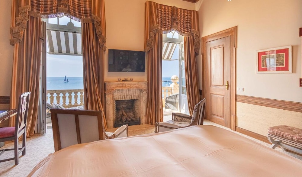 Luxury Suite thumbnail 5