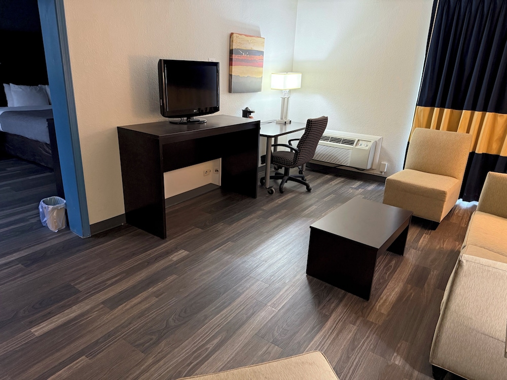Suite, 1 King Bed, Non Smoking, Jetted Tub - Photo 6