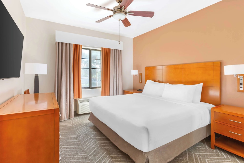1 BEDROOM 1 KING SUITE WITH ROLL-IN SHOWER photo 2