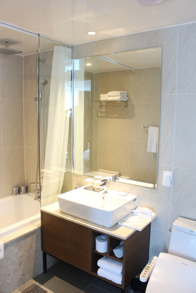 Suite, 1 King Bed, Non Smoking, Corner photo 3