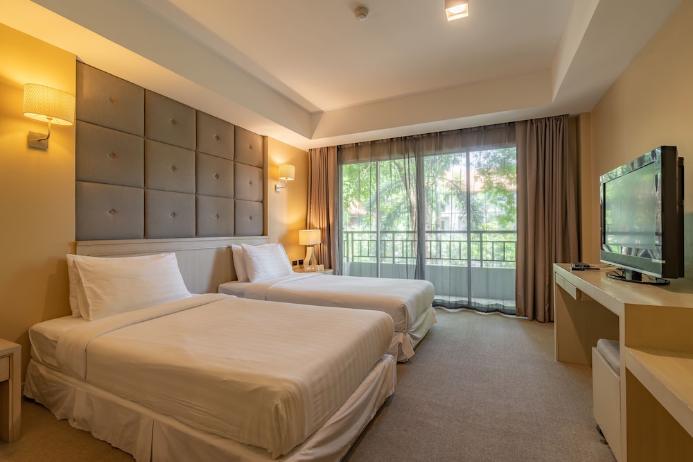 Superior Twin Room, Pool View photo 2