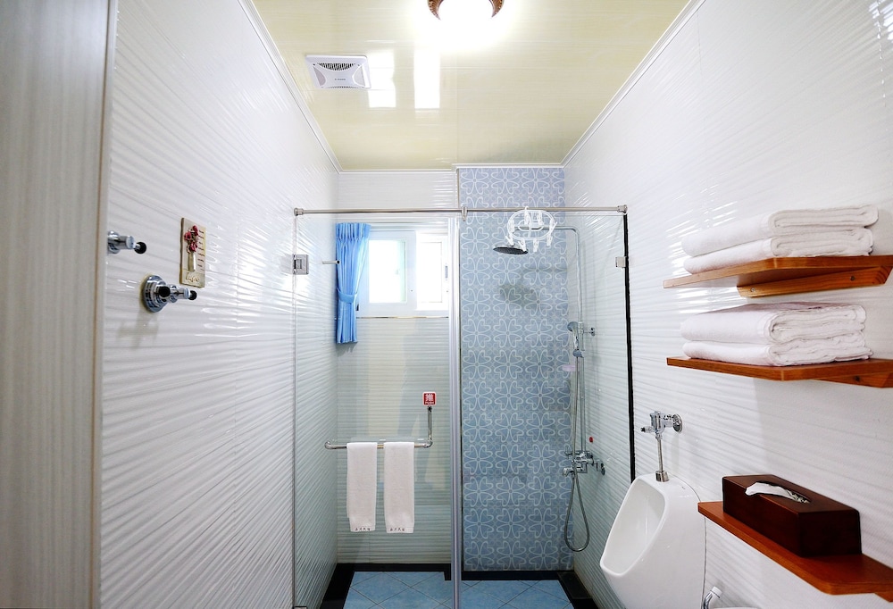 Classic Quadruple Room (301) photo 2