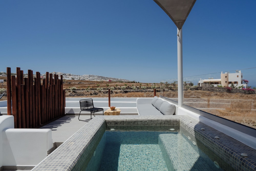 Deluxe Suite with Hot Tub and Sea View - Photo 5
