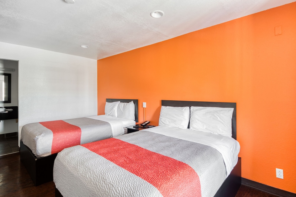 Room, 2 Double Beds - Photo 5
