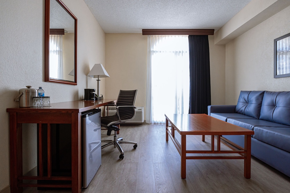 Deluxe Room, 1 King Bed, Balcony, Pool View (Classic King, Balcony) photo 2