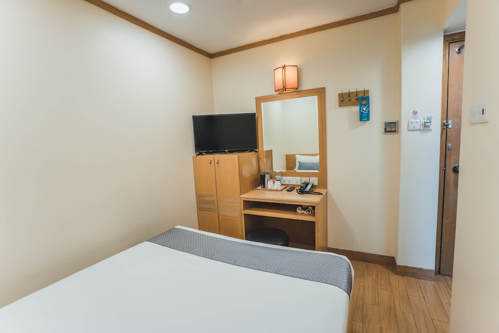 Standard Room, 1 Queen Bed photo 2