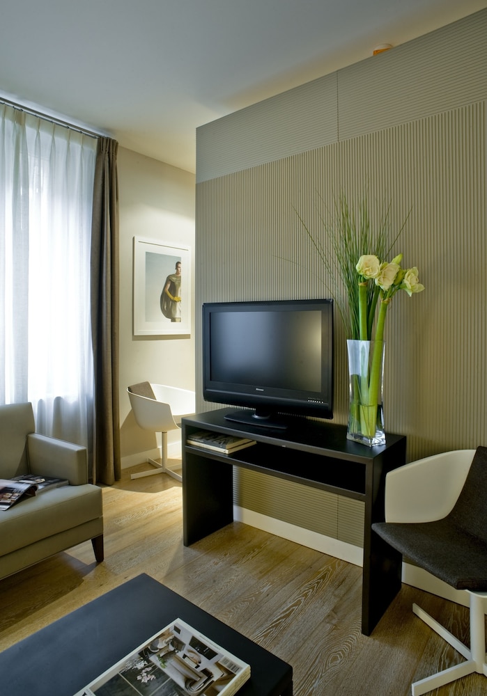 Suite (Fashion) - Photo 2