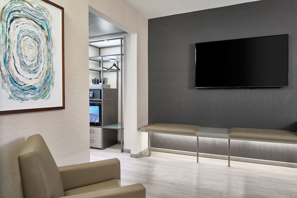 Suite, 1 King Bed with Sofa bed, Valley View