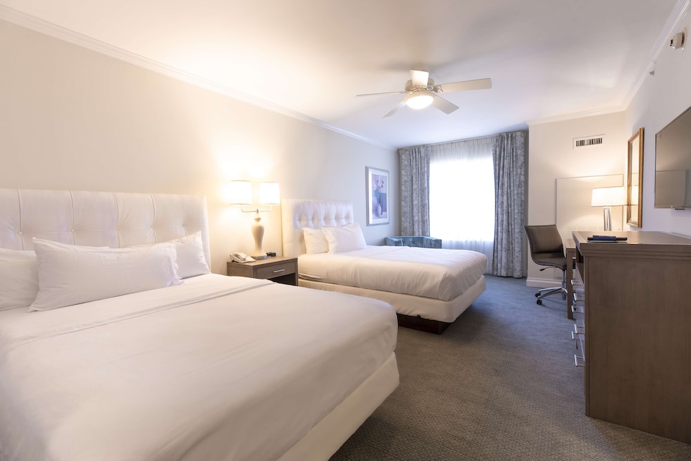 1 KING 2 QN BEDS 2 BEDROOM 2 BATH SUITE WITH SLEEPER SOFA - Photo 4