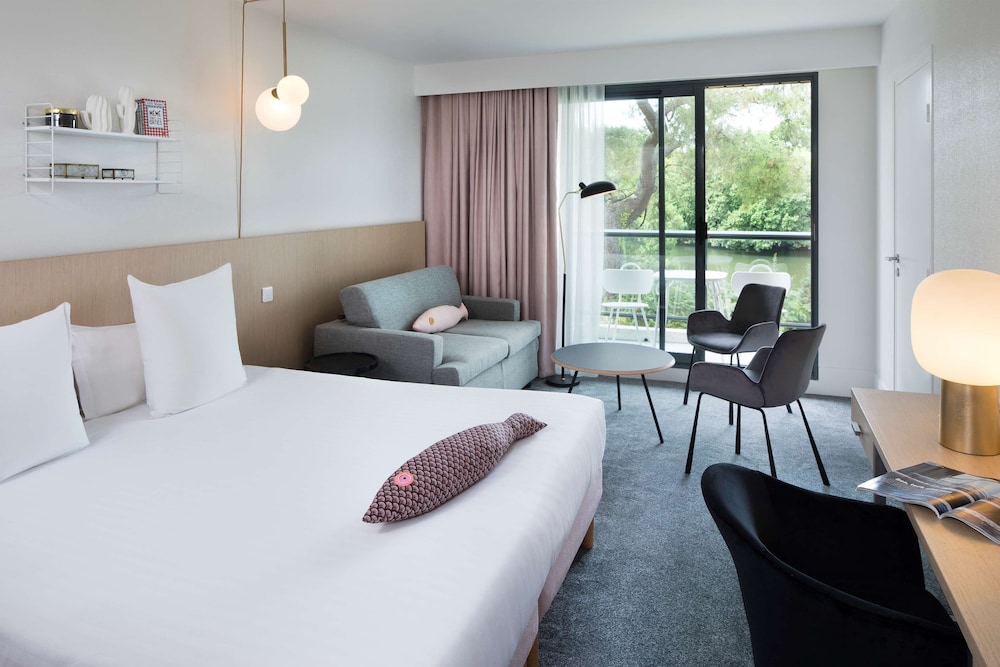 Standard Room, 2 Queen Beds, Smoking, Lake View (Twin bed on request;with Sofabed) photo 3