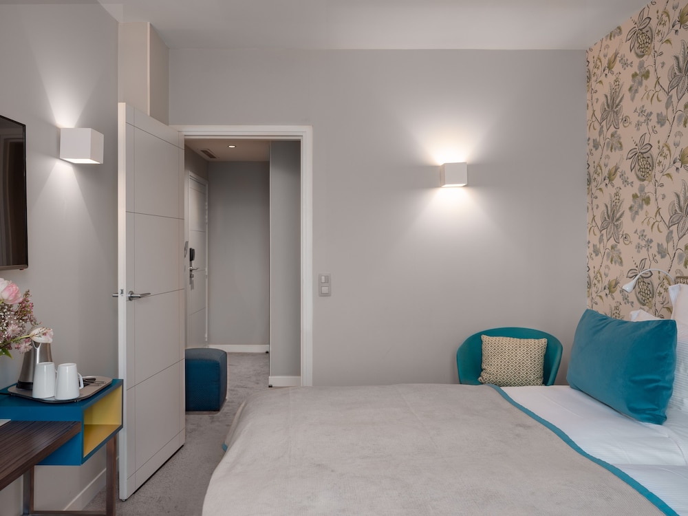 Superior Twin Room thumbnail 5