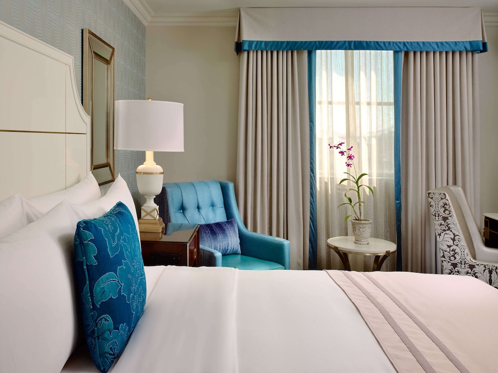 Suite, 1 King Bed, Balcony, Corner (Executive Level)