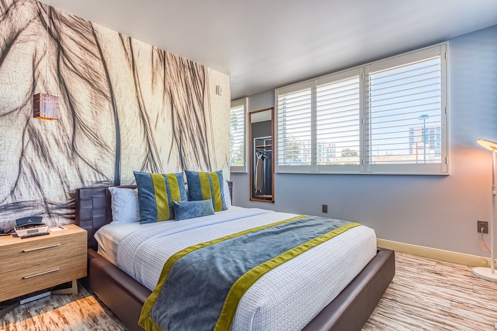 Magnolia Suite, 1 King Bed, Separate Living Room photo 3