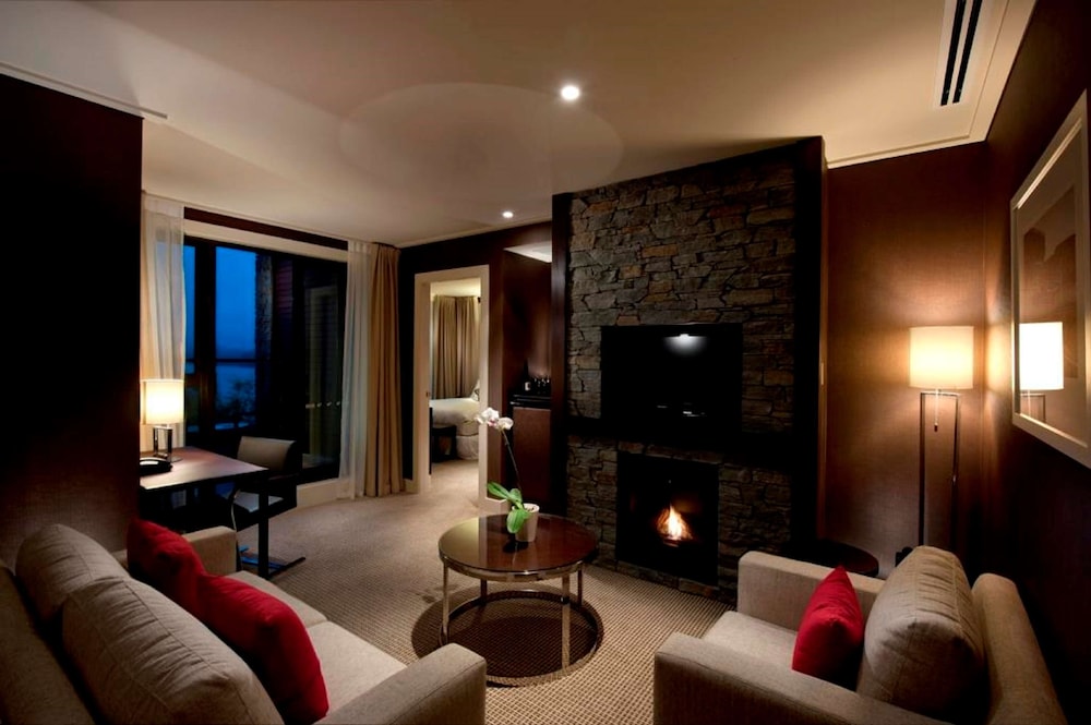 Suite, 1 King Bed (Lake Wakatipu Suite) - Photo 2