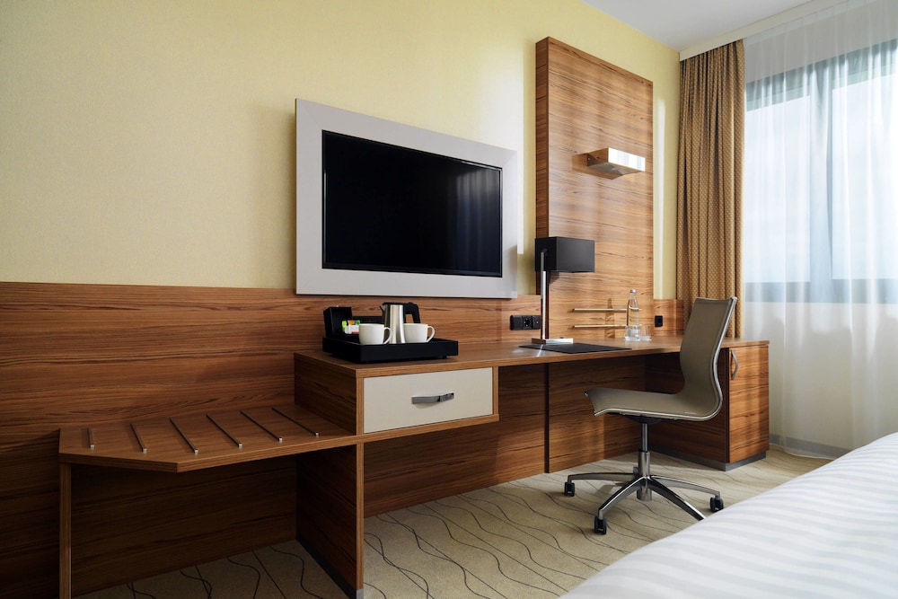 Standard Room, 1 King Bed, City View - Photo 3