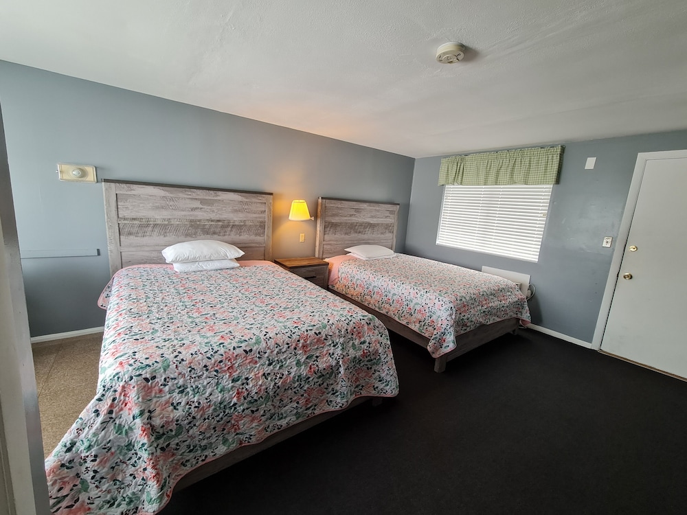 Standard Room, 1 Queen and 1 Double photo 1
