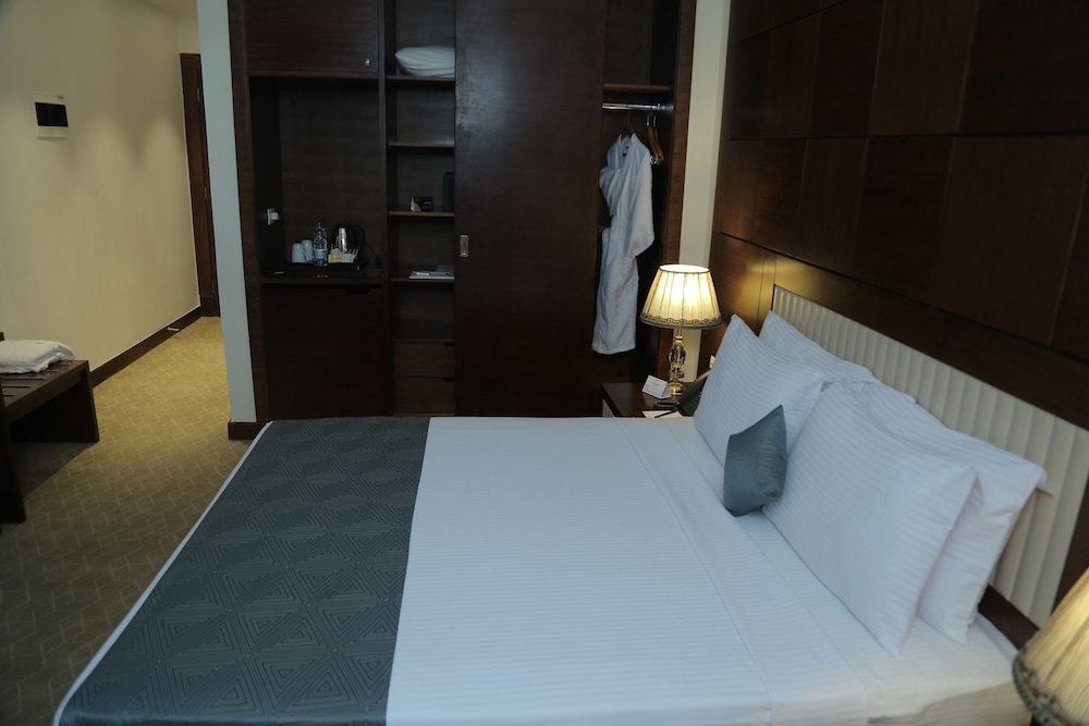 Standard Room, 1 Queen Bed, City View - Photo 14
