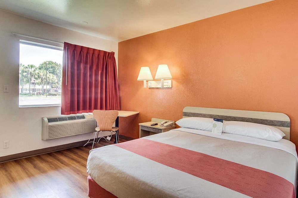 Premium Room, 1 Double Bed, Non Smoking, Refrigerator & Microwave - Photo 3