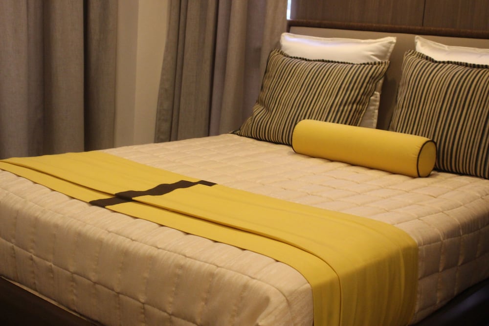 Deluxe Queen Bed with Lake view photo 3