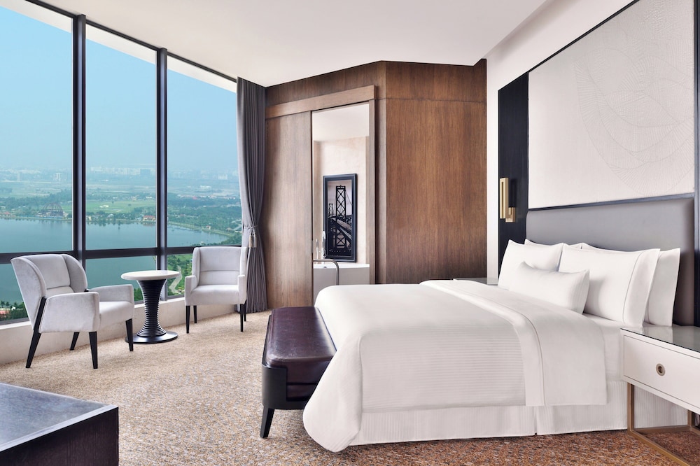 Executive Suite, 1 King Bed, Lake View