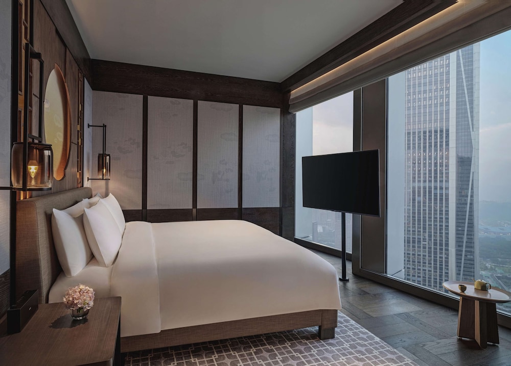Park Suite with Skyline View - Photo 3