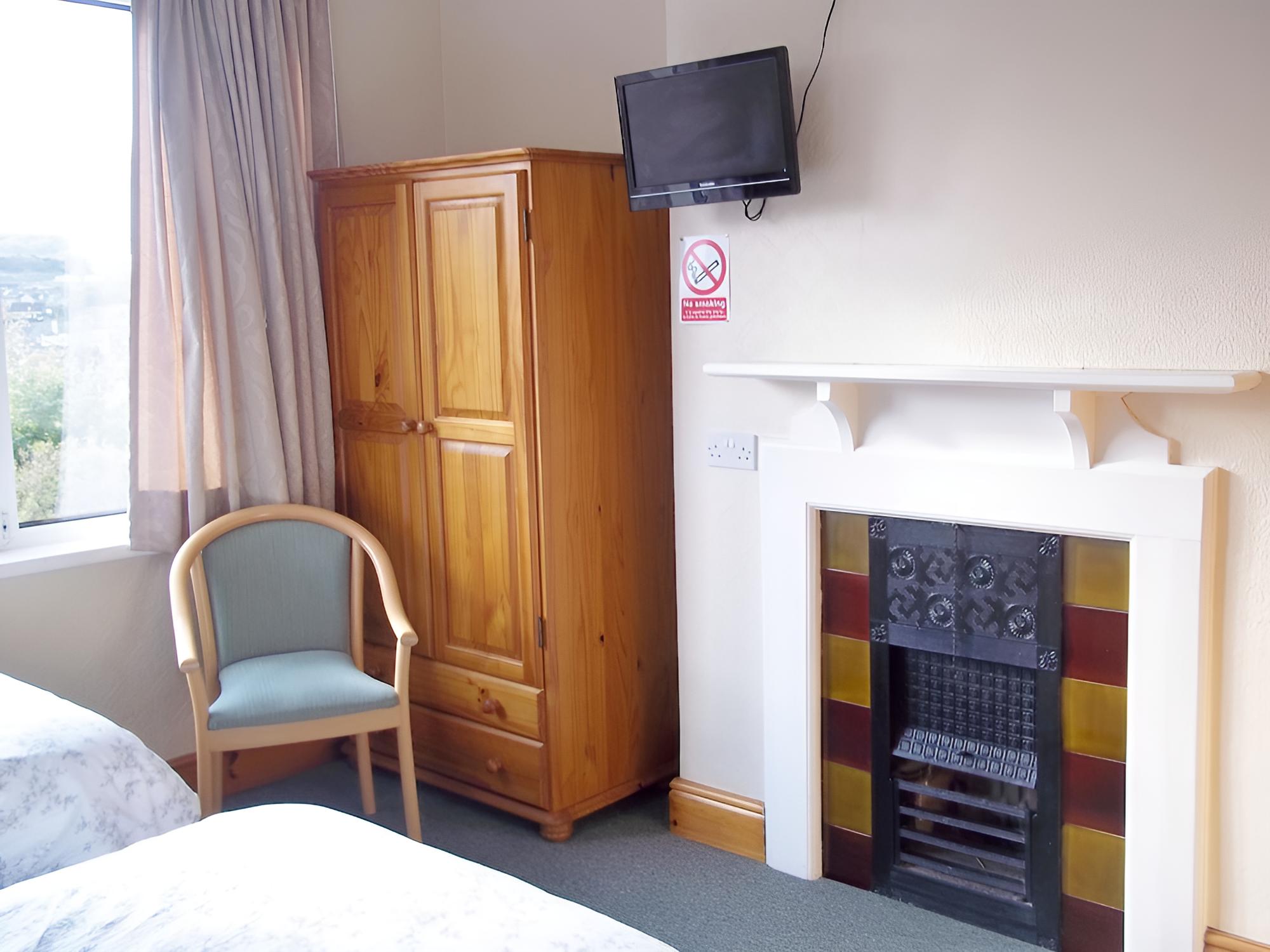 Traditional Twin Room, Ensuite photo 2
