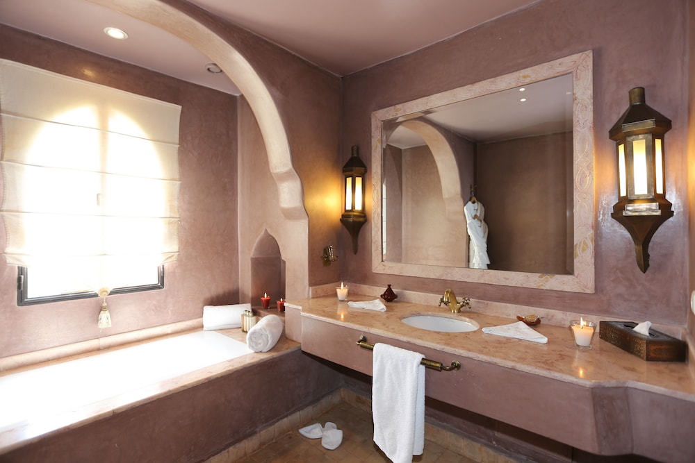 Deluxe Room - Photo 11