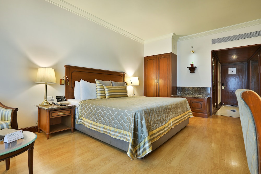 Club Room King Bed with Complimentary Airport Drop, Happy Hours