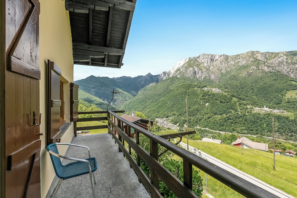 Family Chalet, Multiple Bedrooms, Mountainside (Casa Clelia) photo 2