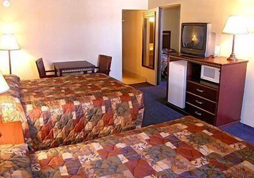 Standard Room, 2 Queen Beds, Non Smoking - Photo 5