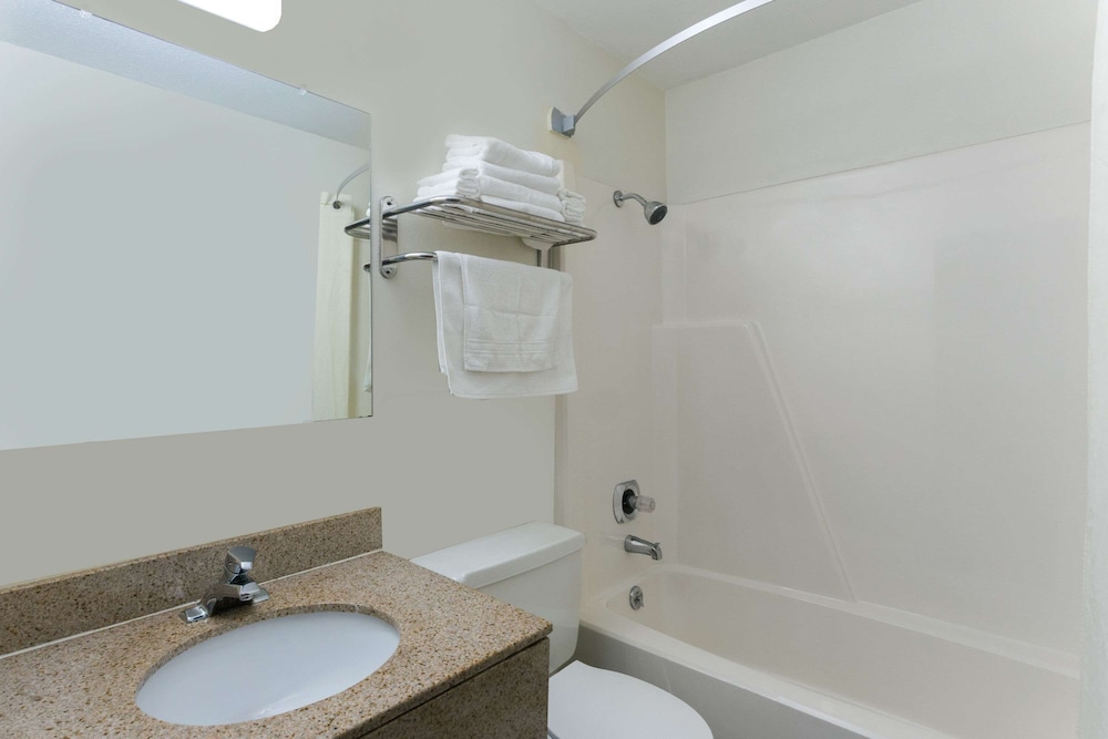 Room, 2 Queen Beds, Non Smoking (Pet Friendly) - Photo 6