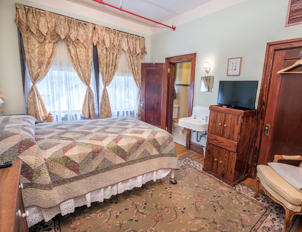 Standard Room, 1 Double Bed, Private Bathroom (Standard One Bedroom 209) photo 3