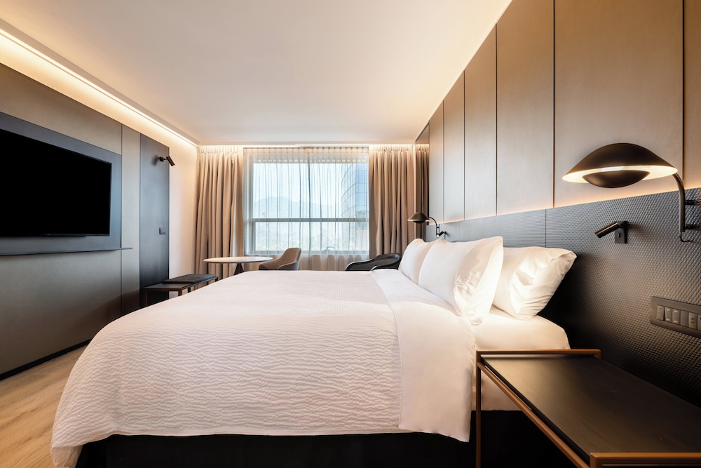 Standard Room, 1 King Bed, Mountain View (Shower Combination) - Photo 6
