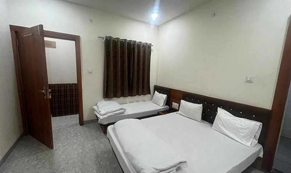 Double Room With Shared Washroom photo 3