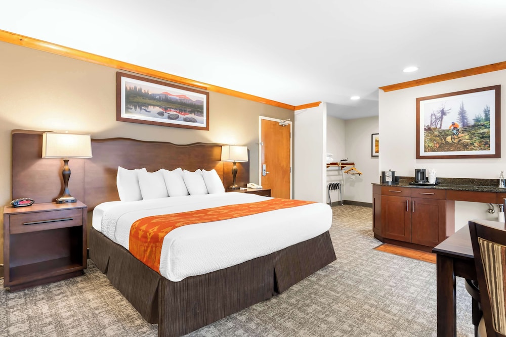 Suite, 1 King Bed, Accessible, Balcony - Photo 1